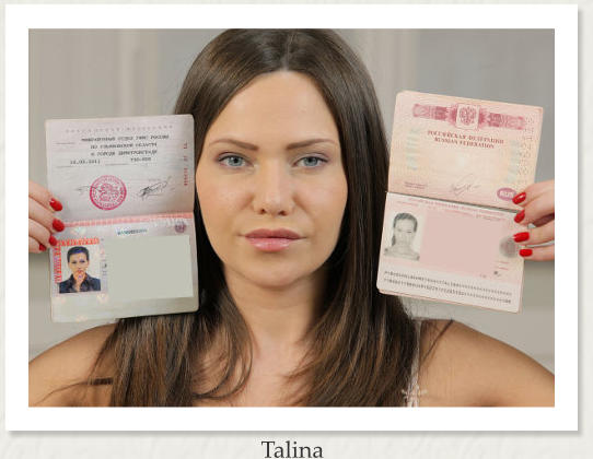Die sexy Lesbe Talina zeigt für einen Check, ihren Reisepass in die Kamera