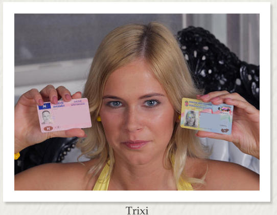 Die sexy Lesbe Trixi zeigt für einen Check, ihren Personalausweis in die Kamera